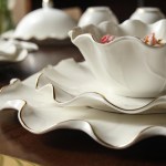 ⁦طقم سفره بورسلين مموج تايلاندي أبيض كنار ذهبي 64 قطعة⁩ - الصورة ⁦2⁩