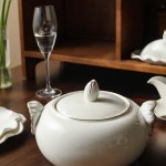 ⁦طقم سفره بورسلين مموج تايلاندي أبيض كنار ذهبي 64 قطعة⁩ - الصورة ⁦7⁩